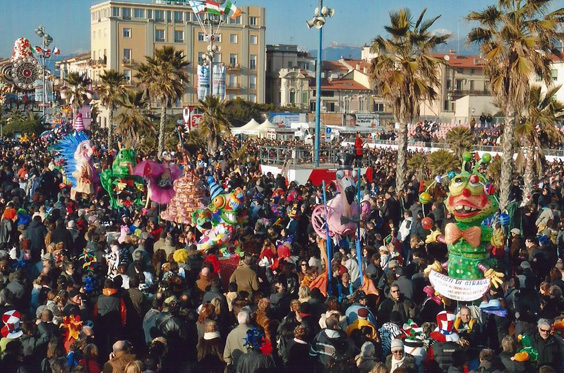 ignoto - Artisti di strada in sfilata al Carnevale: uno spettacolo bestiale!